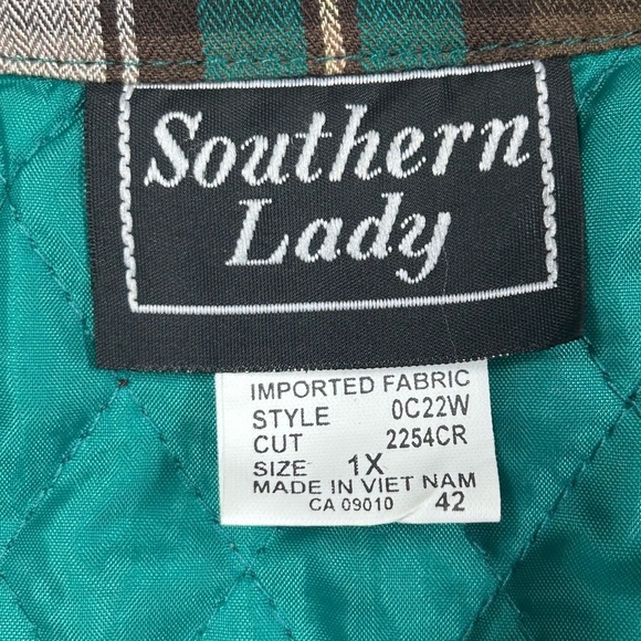 Southern Lady Women’s Quilted Vest
Size 1X Green Plaid Zip Collared Sleeveless - Picture 10 of 10